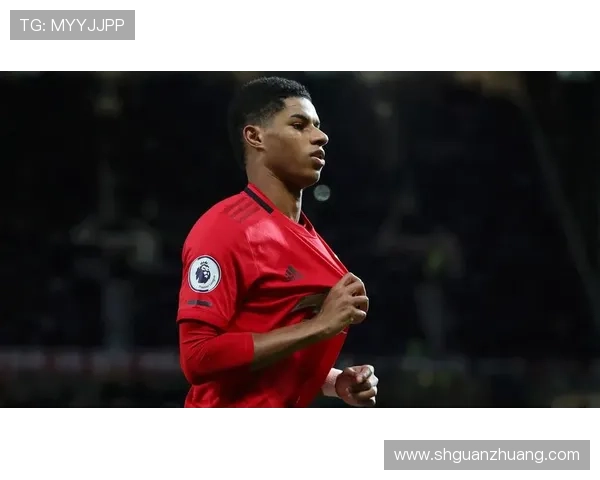 拉什福德在家观看阿斯顿维拉欧联比赛表达对老东家的支持与情感